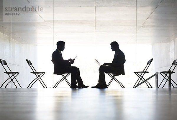 Silhouette der im Büro arbeitenden Geschäftsleute