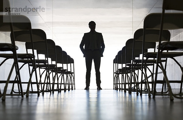 Silhouette des im Amt stehenden Geschäftsmannes