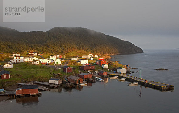 Dorf und Anlegestelle am Meer