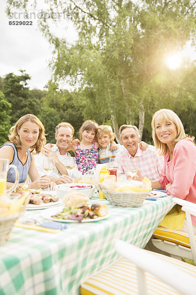 Mehrgenerationen-Familienessen am Tisch im Hinterhof