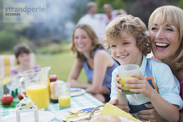 Familie beim gemeinsamen Essen im Freien