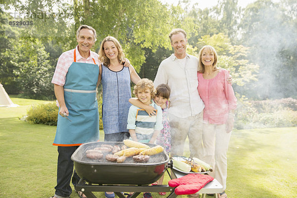 Mehrgenerationen-Familie beim Grillen im Hinterhof