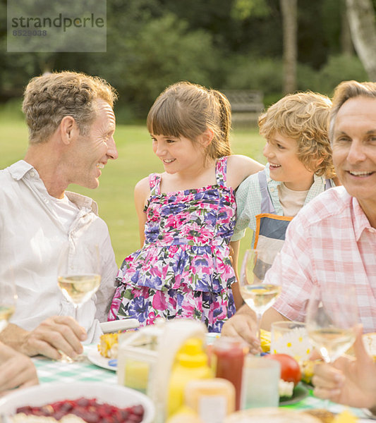 Familienessen am Tisch im Hinterhof