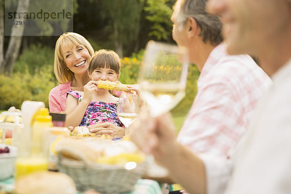 Familienessen am Tisch im Hinterhof