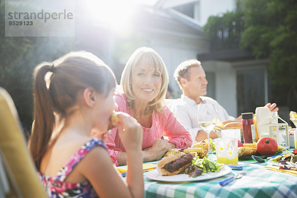 Familienessen am Terrassentisch