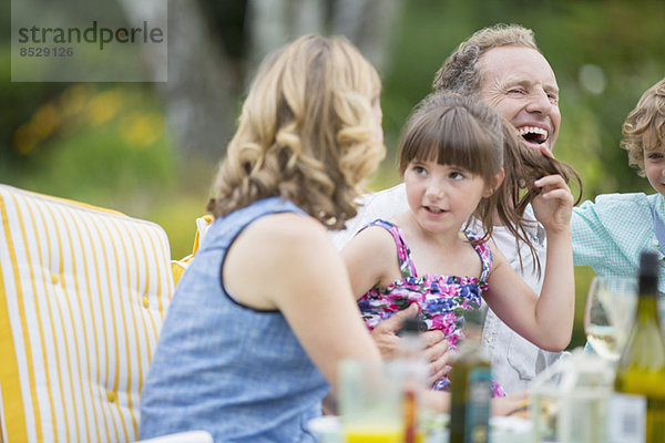 Familienessen auf der Terrasse