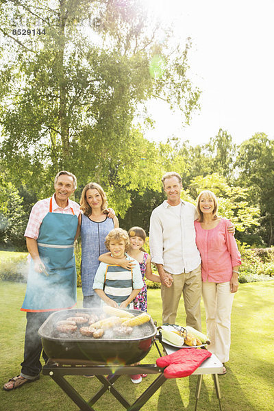 Mehrgenerationen-Familie beim Grillen im Hinterhof