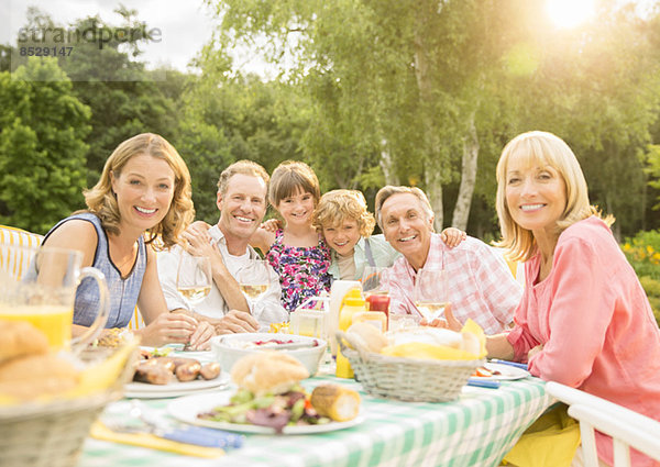 Mehrgenerationen-Familie beim Mittagessen im Hinterhof