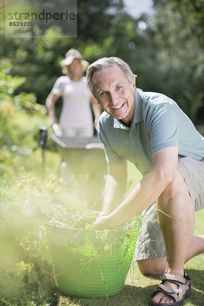 Seniorenpaar arbeitet im Garten