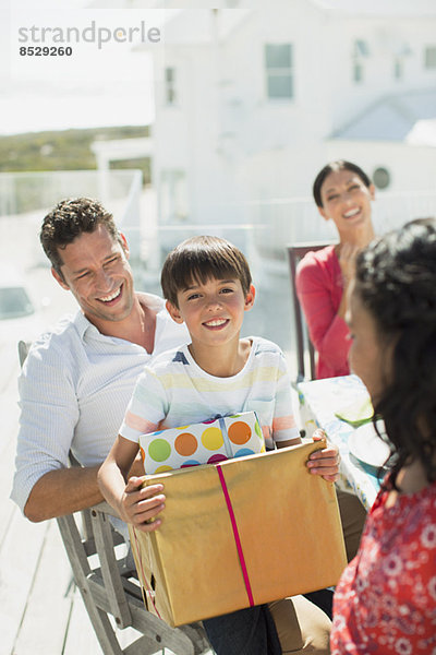 Familie feiert Geburtstag auf der Sonnenterrasse