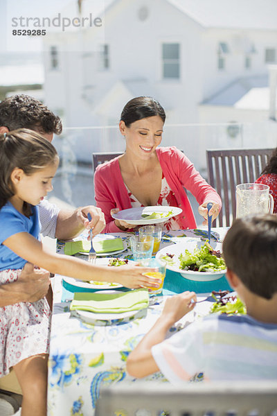 Familienessen am Tisch auf der Sonnenterrasse