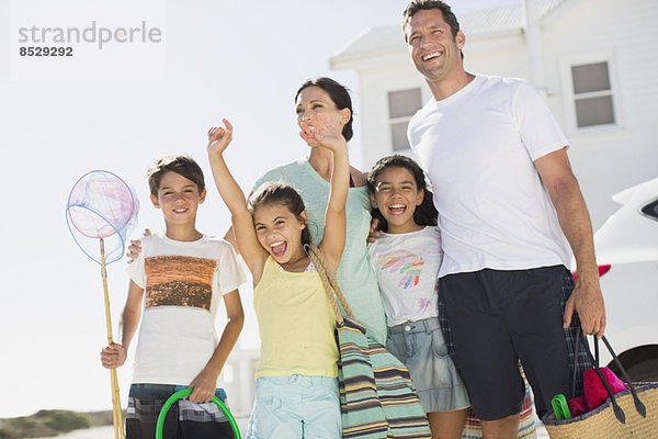 Begeisterte Familie mit Strandkleidung