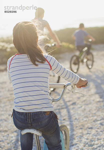 Familienfahrräder am sonnigen Strand