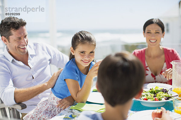 Familienessen am Tisch auf der Sonnenterrasse