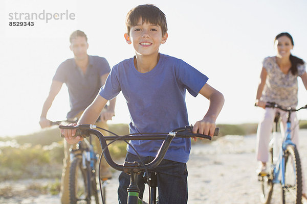 Familienfahrräder am sonnigen Strand