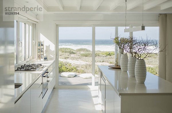 Moderne weiße Küche mit Meerblick