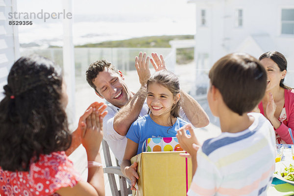 Familie feiert Geburtstag auf der Sonnenterrasse