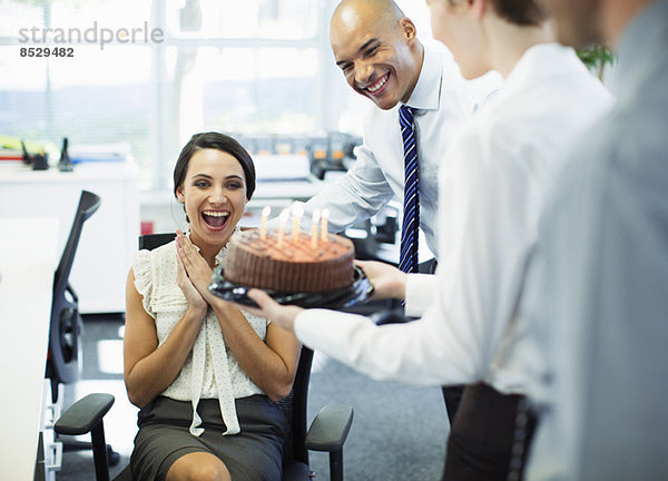 Geschäftsleute feiern Geburtstag im Büro