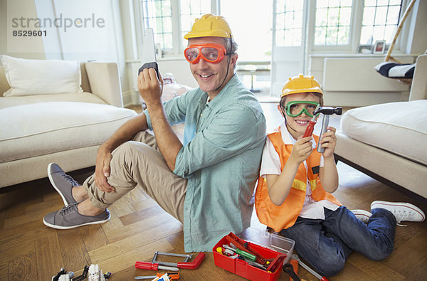 Vater und Sohn spielen mit Bauspielzeug