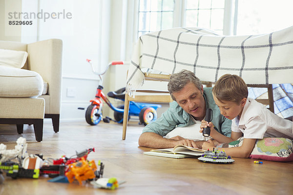 Vater und Sohn beim gemeinsamen Lesen