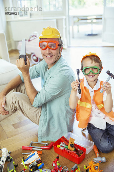 Vater und Sohn spielen mit Bauspielzeug