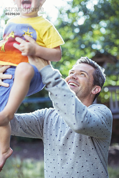 Vater spielt mit Sohn im Freien