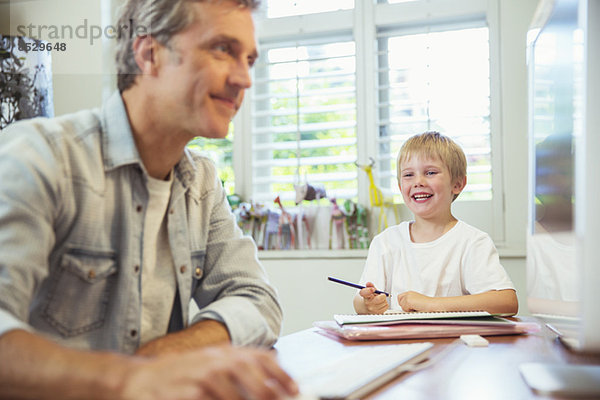 Vater und Sohn arbeiten im Home Office