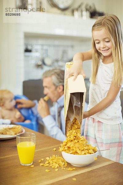 Mädchen-Gießschale Müsli auf dem Frühstückstisch