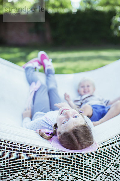 Kinder entspannen sich in der Hängematte im Freien