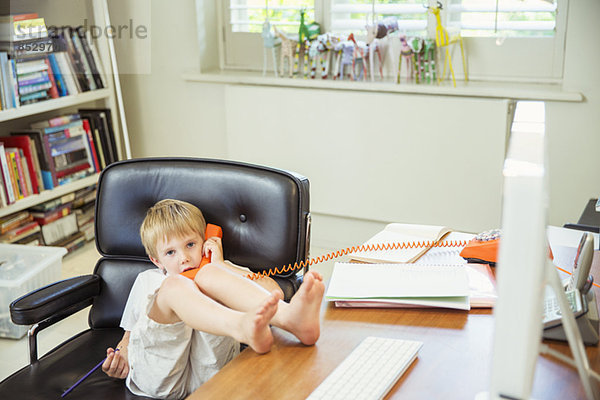 Junge am Telefon im Home-Office