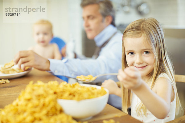 Mädchen essen überquellende Schüssel mit Getreide