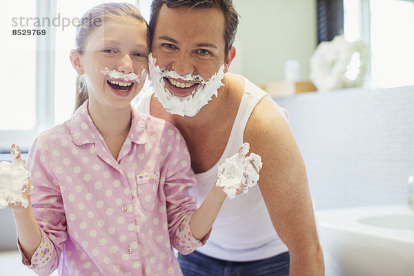 Vater und Tochter spielen mit Rasiercreme