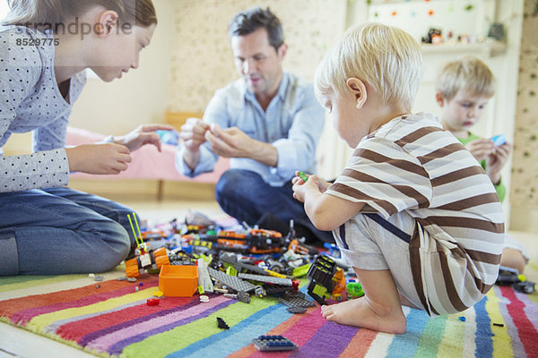 Vater spielt mit Kindern