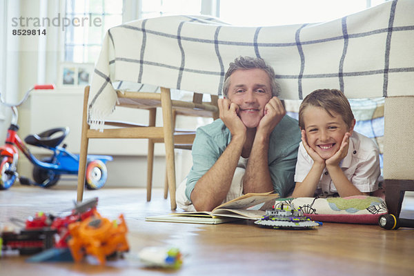 Vater und Sohn beim gemeinsamen Lesen