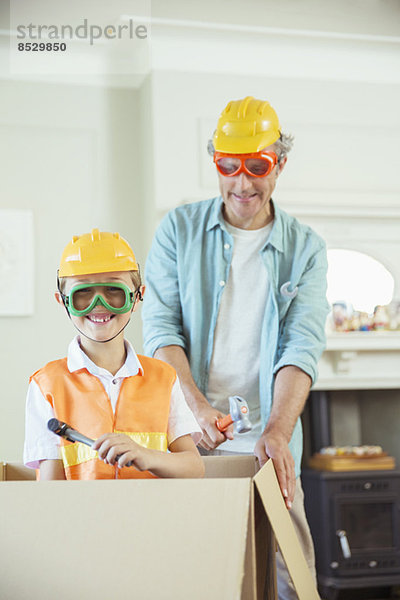 Vater und Sohn spielen mit Bauspielzeug