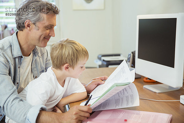 Vater und Sohn arbeiten im Home Office