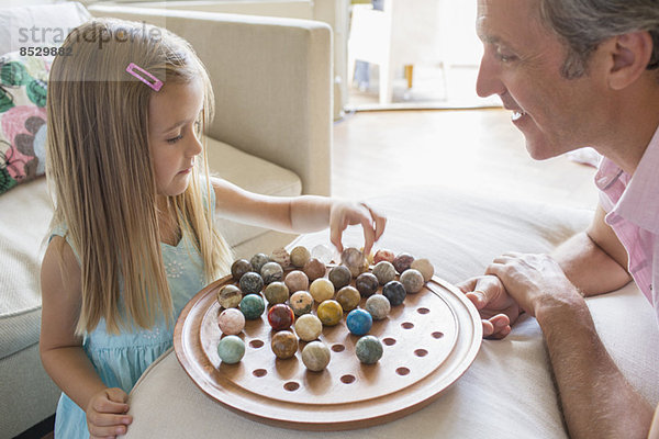 Vater und Tochter spielen chinesische Dame