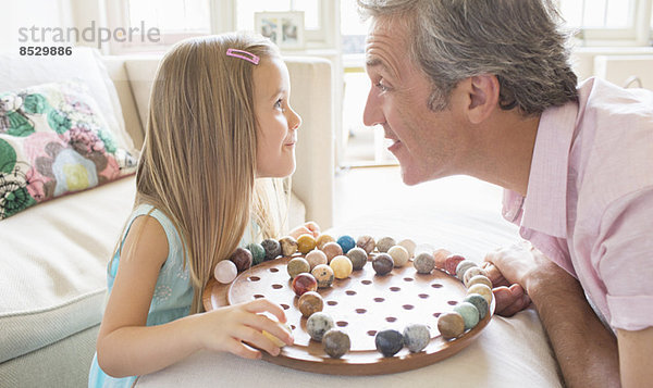 Vater und Tochter spielen chinesische Dame