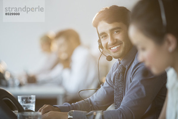 Geschäftsmann mit Headset im Büro