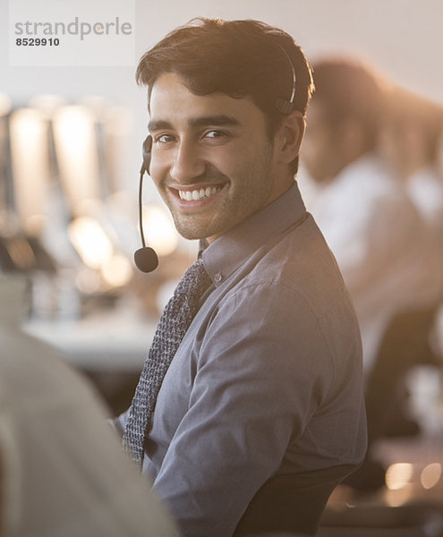 Geschäftsmann mit Headset im Büro