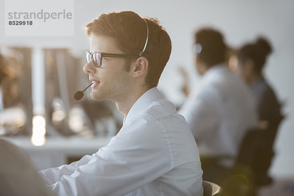 Geschäftsmann mit Headset im Büro