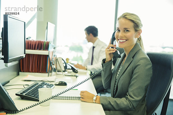 Geschäftsfrau am Telefon im Büro