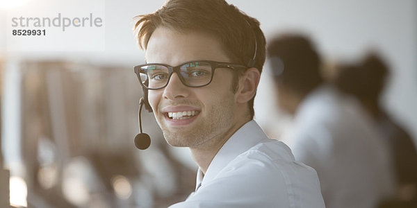 Geschäftsmann mit Headset im Büro