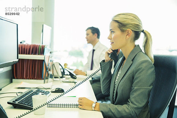 Geschäftsfrau am Telefon im Büro