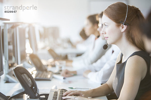 Geschäftsfrau mit Headset im Büro