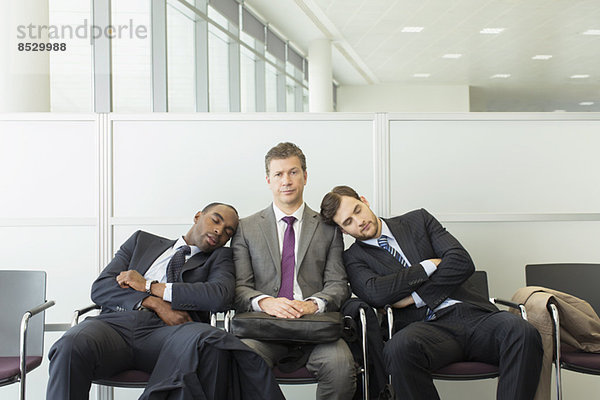 Geschäftsleute schlafen im Wartebereich