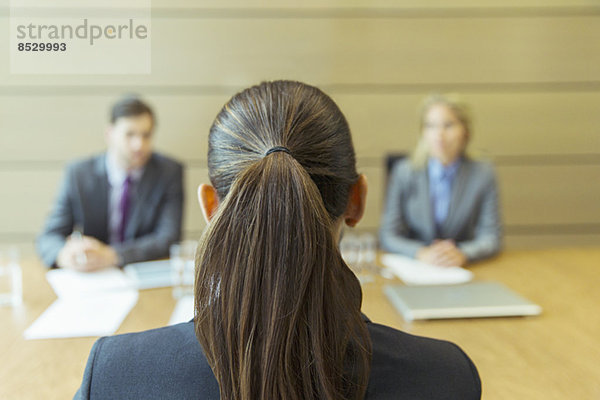 Geschäftsfrau sitzend im Meeting