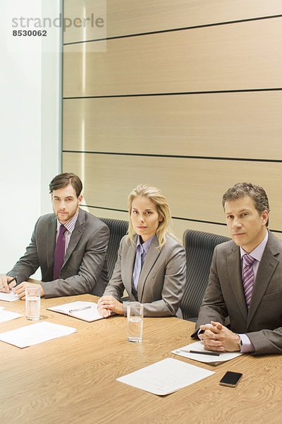 Geschäftsleute sitzen im Meeting