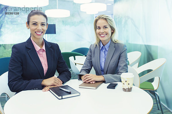 Geschäftsfrauen lächeln im Cafe