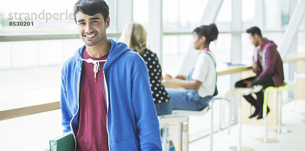 Universitätsstudent lächelt im Café